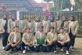 SWARA SV UGM adalah program PPK Ormawa yang memadukan inovasi akuaponik modern dan pemberdayaan masyarakat Kalurahan Wukirsari, Bantul.