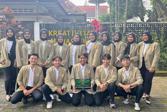 SWARA SV UGM adalah program PPK Ormawa yang memadukan inovasi akuaponik modern dan pemberdayaan masyarakat Kalurahan Wukirsari, Bantul.