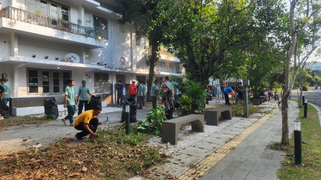 Kerja bakti difokuskan pada area halaman depan Flat SV
