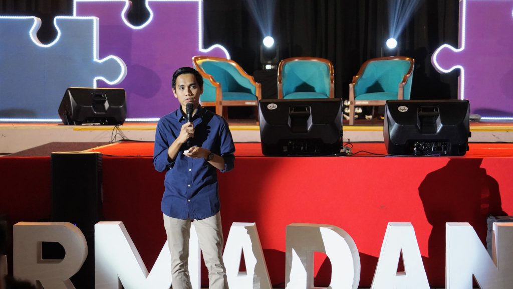 Angga Priyatmoko S.T., M.Eng, memaparkan strategi business model canvas dan desain