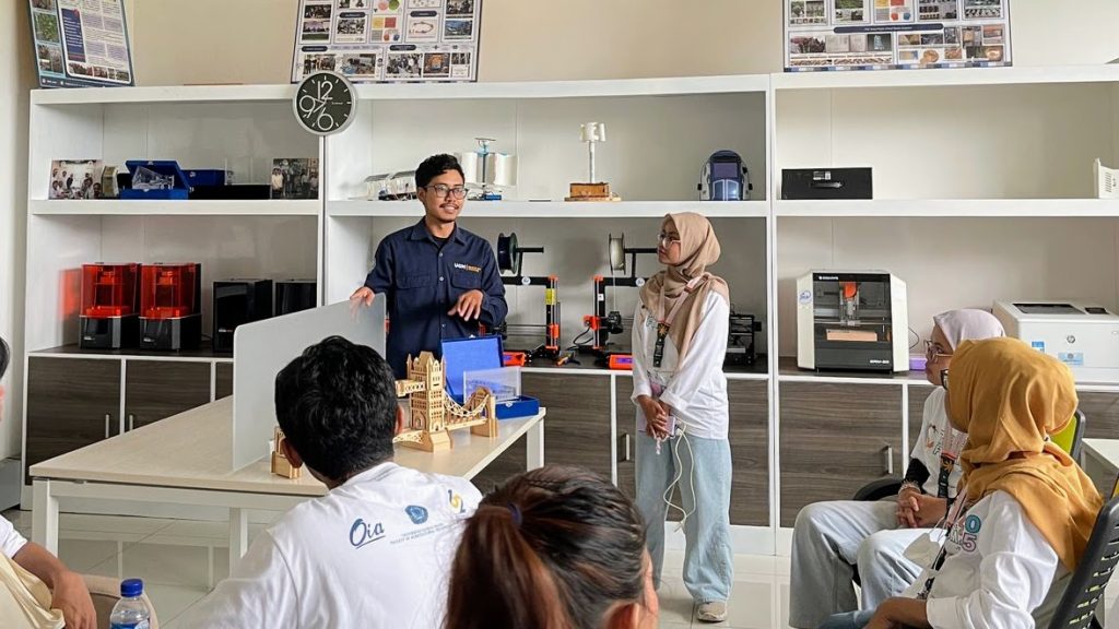 Peserta Summer Course 2025 FTP UGM menyimak penjelasan mengenai teknologi 3D printing dan pemanfaatannya di Fablab Field Research Center (FRC) Sekolah Vokasi UGM