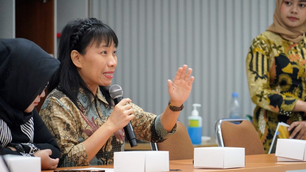 Wakil Dekan Bidang Kerja Sama dan Alumni Sekolah Vokasi, Dr. Endang Soelistiyowati, S.Pd., M.Pd.,