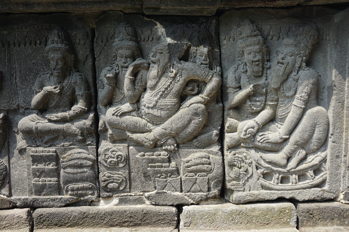 Relief Ramayana Candi Prambanan ukiran batu andesit kisah epik Hindu