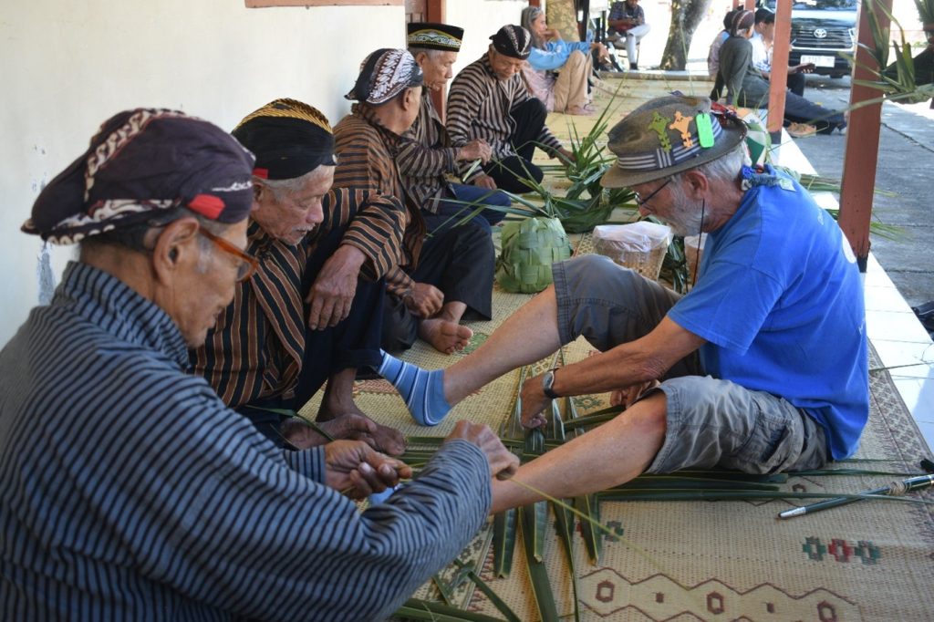 Gambar Peserta Road to JIKF 2025 menganyam sarang sebagai bagian dari aktivitas Grogol Kaloka Experience Cultural Tour