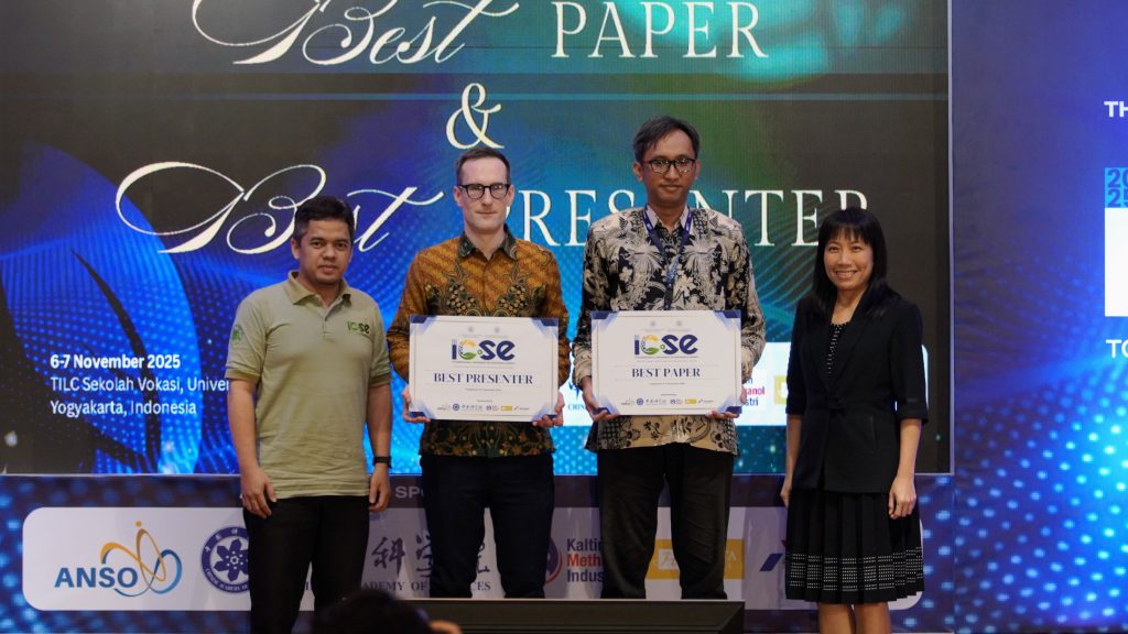 Konferensi ditutup dengan penganugerahan Best Paper dan Best Presenter sebagai bentuk apresiasi atas kontribusi akademik peserta.