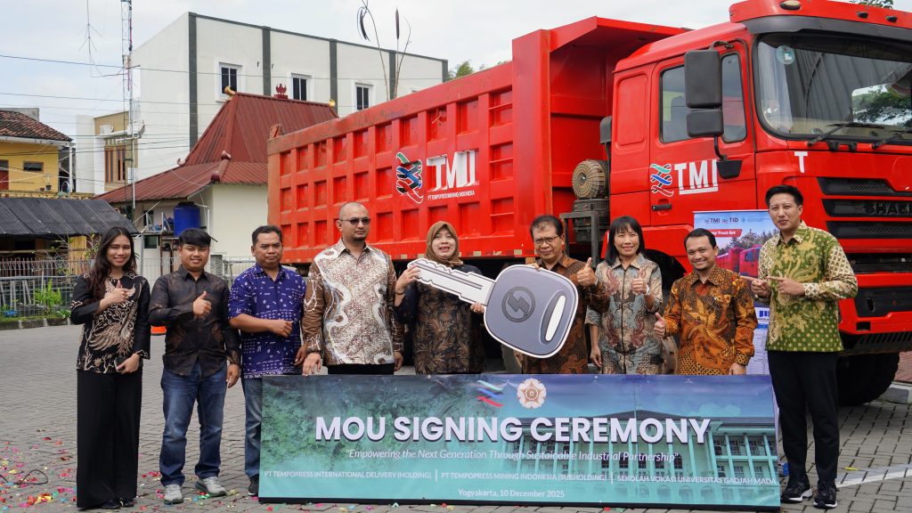 Sekolah Vokasi UGM Gandeng PT Tempopress International Delivery, Perkuat Pendidikan Vokasi Lewat Hibah Dump Truck Industri