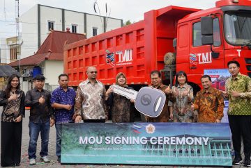 Sekolah Vokasi UGM Gandeng PT Tempopress International Delivery, Perkuat Pendidikan Vokasi Lewat Hibah Dump Truck Industri