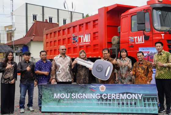 Sekolah Vokasi UGM Gandeng PT Tempopress International Delivery, Perkuat Pendidikan Vokasi Lewat Hibah Dump Truck Industri