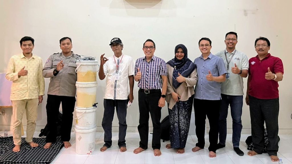 tim FabLab juga memperkenalkan ReviGrow, sebuah prototipe alat komposting hasil kegiatan FabCamp