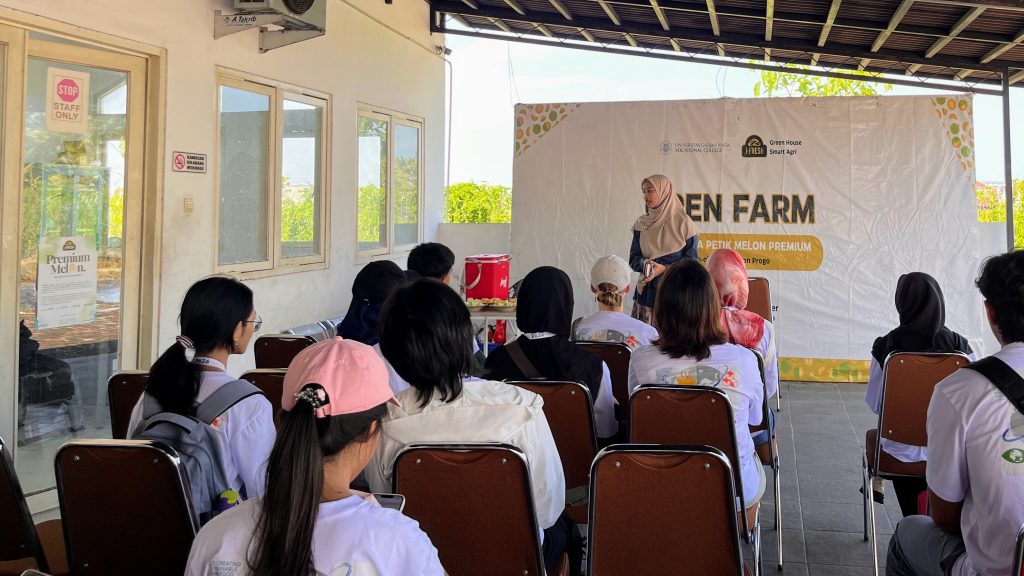 peserta mengeksplorasi fasilitas greenhouse beserta teknologi yang digunakan dalam sistem pertanian cerdas