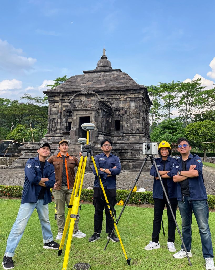 Dokumentasi kegiatan akuisisi data oleh tim di Candi Banyunibo dengan TLS dan GNSS