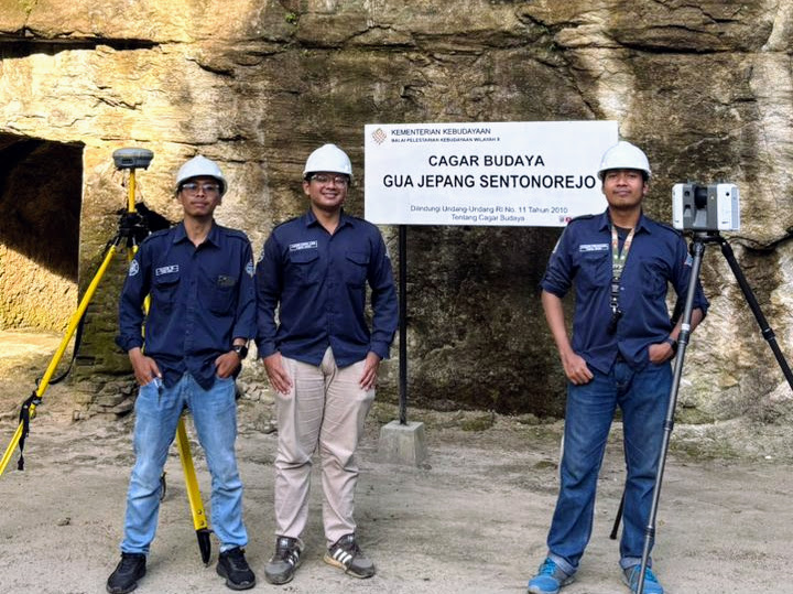 Dokumentasi kegiatan di Gua Jepang Sentonorejo, Rasyid Widayanta (DTK 22), Marcelinus Palma Surya Valendra (DTK 22), dan Fakhri Fairuz Azmi (DTK 22)