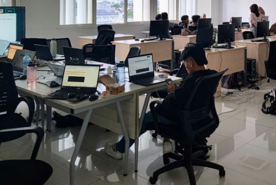 Kegiatan pelatihan di ruang 504 oleh mahasiswa Komunitas BIM DTS