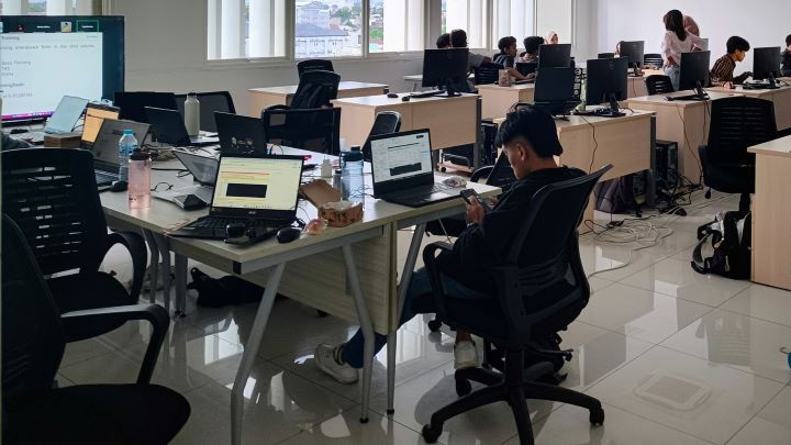 Kegiatan pelatihan di ruang 504 oleh mahasiswa Komunitas BIM DTS