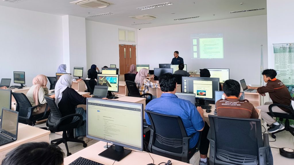 Mahasiswa Program Studi Sarjana Terapan Teknologi Survei dan Pemetaan Dasar Sekolah Vokasi UGM mengikuti Praktikum Survei Fotogrametri Terestrial di Ruang 504 CoE Smart and Green Building Information, dengan fokus pada pengolahan data dan pemodelan 3D berbasis perangkat lunak fotogrametri