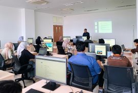 Mahasiswa Program Studi Sarjana Terapan Teknologi Survei dan Pemetaan Dasar Sekolah Vokasi UGM mengikuti Praktikum Survei Fotogrametri Terestrial di Ruang 504 CoE Smart and Green Building Information, dengan fokus pada pengolahan data dan pemodelan 3D berbasis perangkat lunak fotogrametri