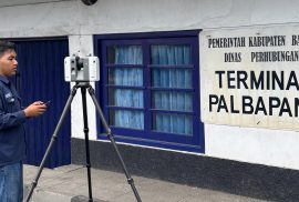 Pengambilan data point cloud menggunakan TLS oleh Marcelinus Palma Surya Valendra bersama tiga mahasiswa lainnya di Stasiun Palbapang, Bantul