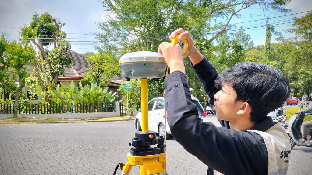 Penggunaan alat Trimble R8s pada kegiatan Praktikum GNSS oleh mahasiswa Teknologi Survei dan Pemetaan Dasar 
