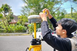 Penggunaan alat Trimble R8s pada kegiatan Praktikum GNSS oleh mahasiswa Teknologi Survei dan Pemetaan Dasar