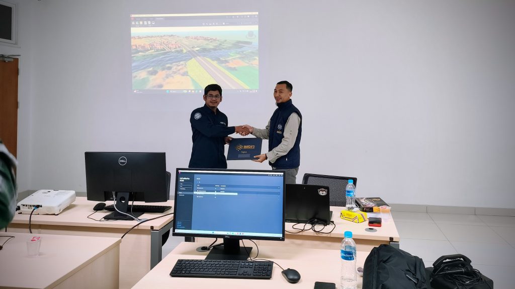 Penyerahan training kit pelatihan dari Academy of Spatial & BIM kepada CoE Smart and Green Building Information Sekolah Vokasi Universitas Gadjah Mada yang diwakili oleh Dr. Anindya Sricandra Prasidya, S.T., M.Eng. (Dosen Departemen Teknologi Kebumian)