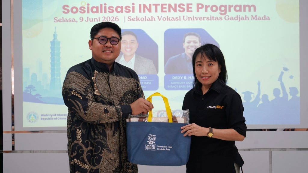 Audiensi dibuka oleh Wakil Dekan Bidang Kerja Sama dan Alumni SV UGM, Dr. Endang Soelistiyowati, S.Pd., M.Pd.