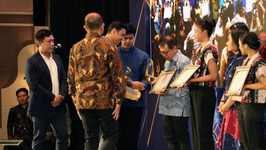 Penghargaan Kampus Vokasi Mandiri yang diterima Sekolah Vokasi UGM