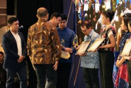 Penghargaan Kampus Vokasi Mandiri yang diterima Sekolah Vokasi UGM