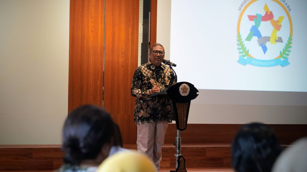 Ketua POTMASEVOGAMA, Drs. Ahmad Munajad Aminarto, memperkenalkan Perkumpulan Orang Tua Mahasiswa Sekolah Vokasi UGM (POTMASEVOGAMA)