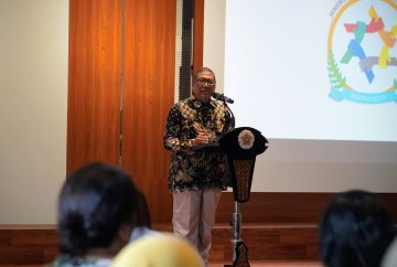 Ketua POTMASEVOGAMA, Drs. Ahmad Munajad Aminarto, memperkenalkan Perkumpulan Orang Tua Mahasiswa Sekolah Vokasi UGM (POTMASEVOGAMA)