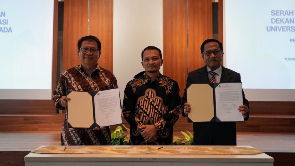 penandatanganan Berita Acara Serah Terima Jabatan oleh Prof. Dr.-Ing. Ir. Agus Maryono, IPM., ASEAN Eng. kepada Dr. Ir. Wiryanta, S.T., M.T. Prosesi tersebut disaksikan oleh tenaga kependidikan di lingkungan Sekolah Vokasi UGM