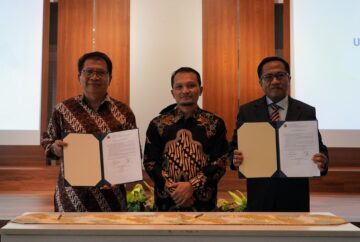 penandatanganan Berita Acara Serah Terima Jabatan oleh Prof. Dr.-Ing. Ir. Agus Maryono, IPM., ASEAN Eng. kepada Dr. Ir. Wiryanta, S.T., M.T. Prosesi tersebut disaksikan oleh tenaga kependidikan di lingkungan Sekolah Vokasi UGM